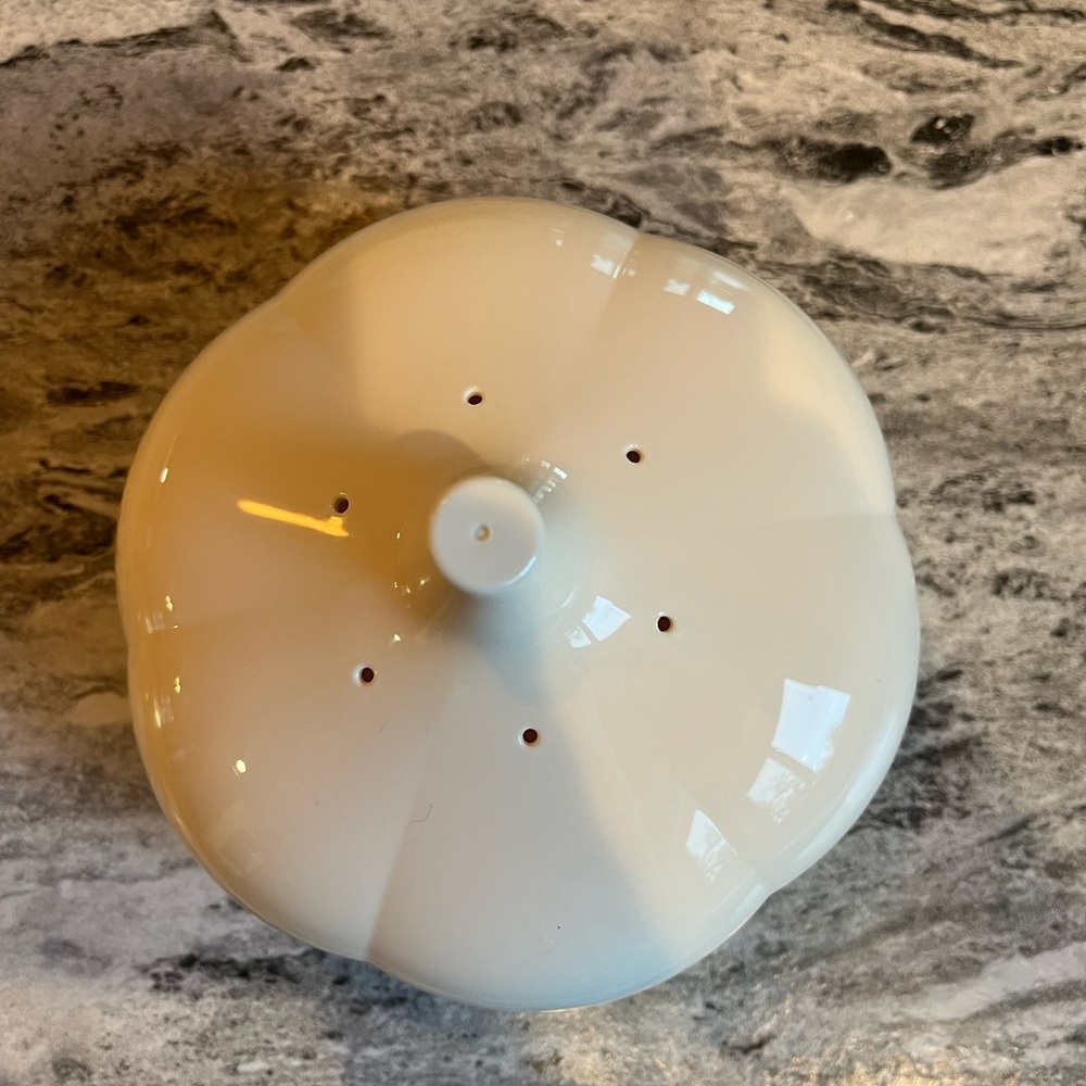 Tupperware garlic keeper